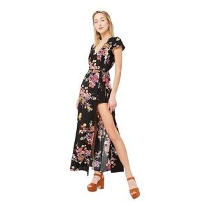 Forever 21 Floral Maxi zipper
DRESS with attached SHORTS under size 3XL